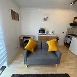 Cosy Flat In London Canary Wharf, 02, 1 Double Bed